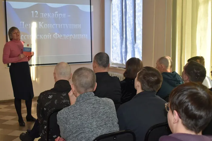 Выставка-обзор, посвященная истории Конституции РФ «Закон обо мне, и мне о законе»