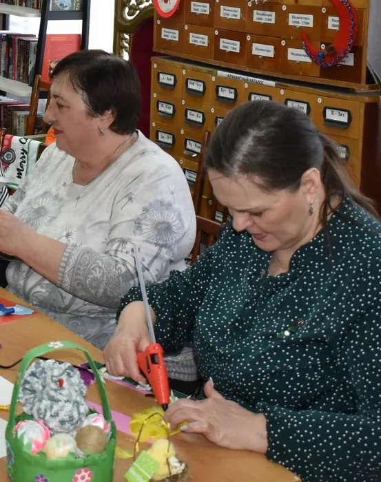 Гости мероприятия приняли участие в мастер-классе «Пасхальная открытка»