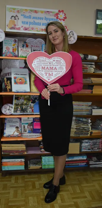 книжная выставка под названием «Нет милее дружка, чем родная матушка»