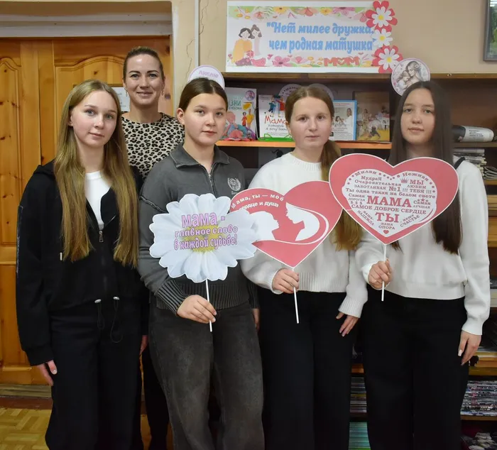 книжная выставка под названием «Нет милее дружка, чем родная матушка»