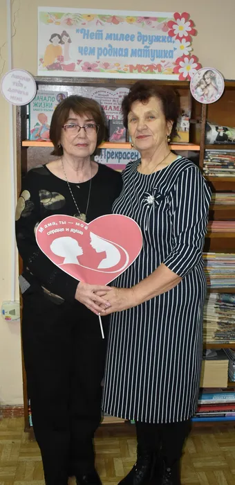 книжная выставка под названием «Нет милее дружка, чем родная матушка»