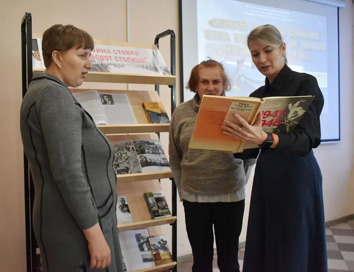 В Центральной районной  библиотеке им. В.Н. Ганичева  прошло памятное мероприятие, посвящённое 85-летию со дня начала Московской битвы в Великой Отечественной войне, для получателей социальных услуг АСУСО «Марьяновский ДИ»