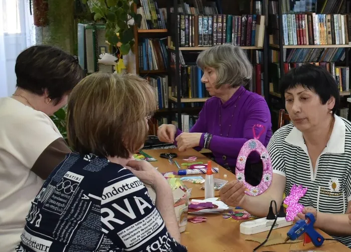 Гости мероприятия приняли участие в мастер-классе «Пасхальная открытка»