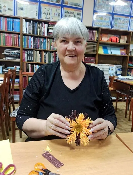 рукодельницы создали свою волшебную, красивую снежинку из фоамирана.