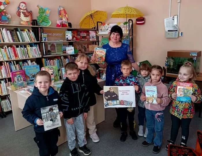 с книгами Льва Толстого