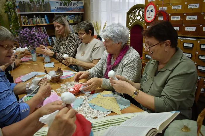 участницы познакомились с народными традициями и изготовили тряпичную куклу в старинной технике