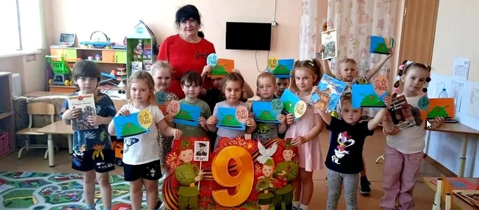 с книгами и поделки