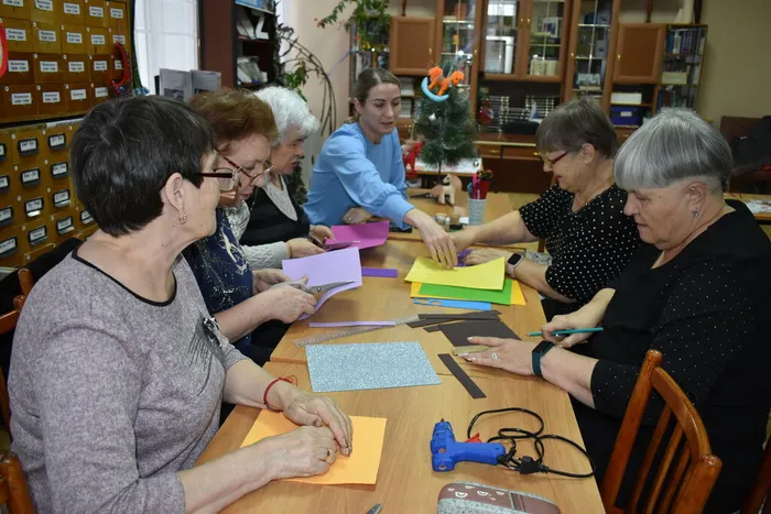 рукодельницы создали свою волшебную, красивую снежинку из фоамирана.