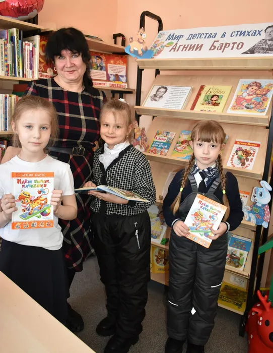 у книжной выставки