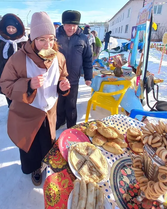 Поедание блинов без рук