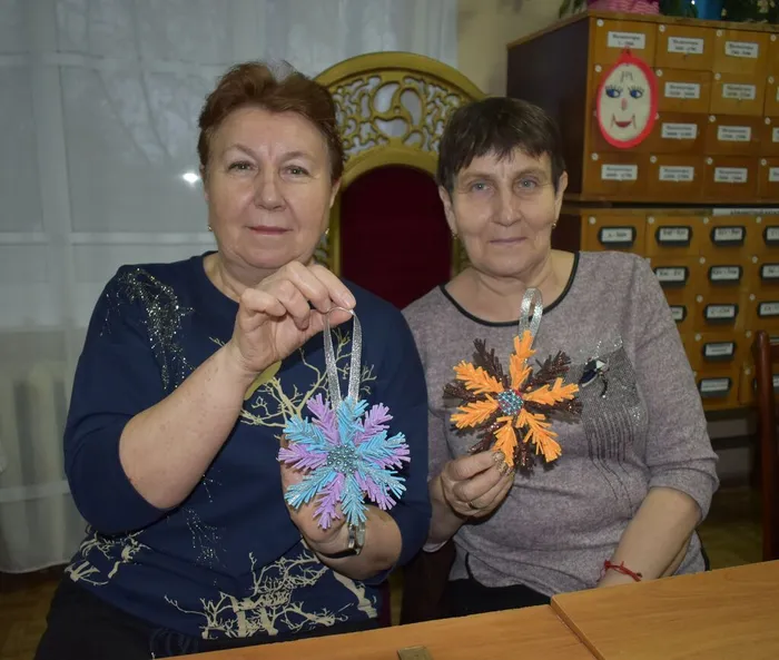 рукодельницы создали свою волшебную, красивую снежинку из фоамирана.