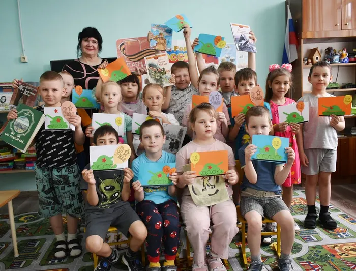 с книгами и поделки