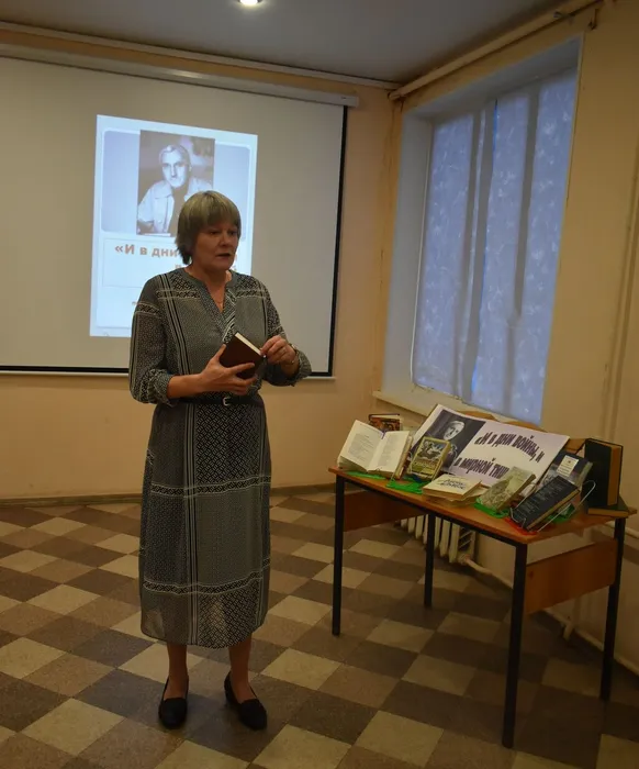 Литературный слайд-час, посвященный 110-летию со дня рождения
К.М. Симонова