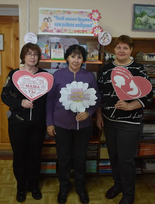 книжная выставка под названием «Нет милее дружка, чем родная матушка»