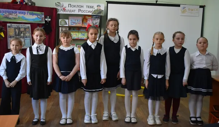 девочки поздравляют мальчиков