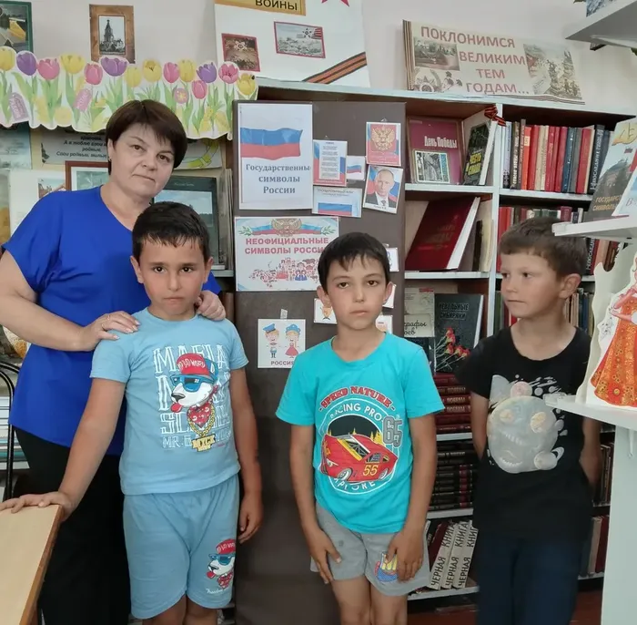 тематической книжной выставкой под названием «Наша Родина — Россия»