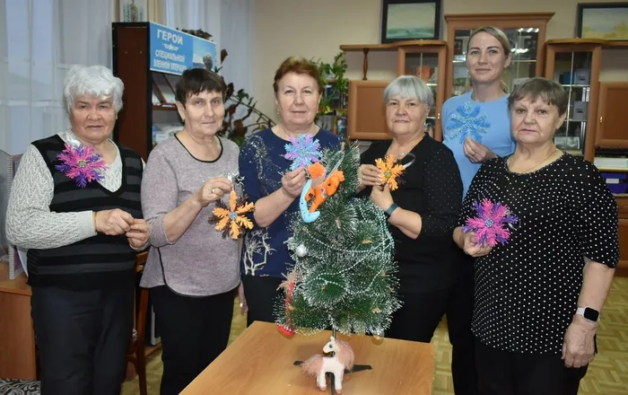 рукодельницы создали свою волшебную, красивую снежинку из фоамирана.