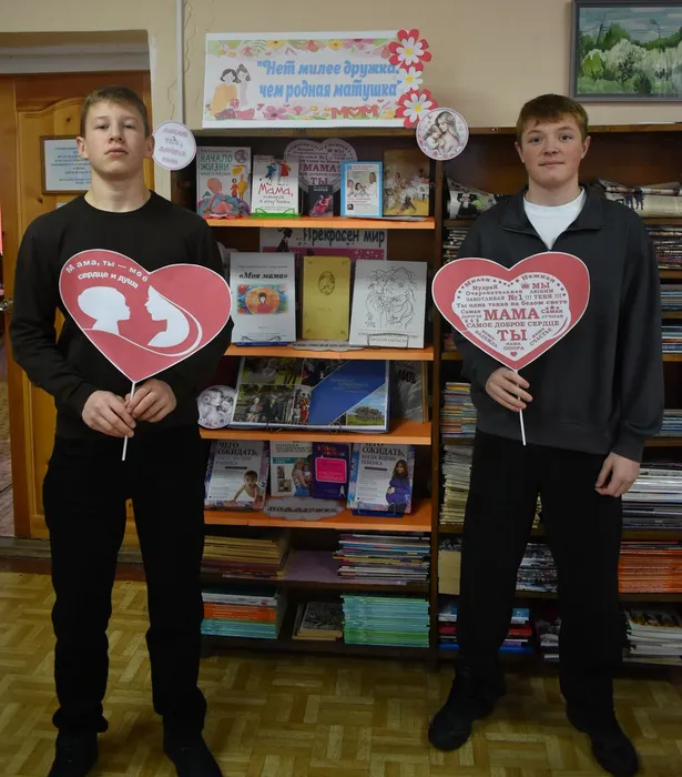 книжная выставка под названием «Нет милее дружка, чем родная матушка»