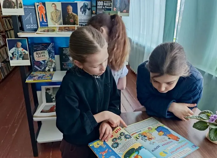 книжно-иллюстративная выставка "Герои звёздных дорог»