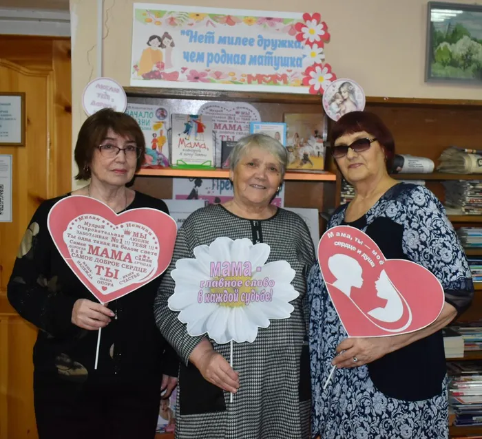 книжная выставка под названием «Нет милее дружка, чем родная матушка»