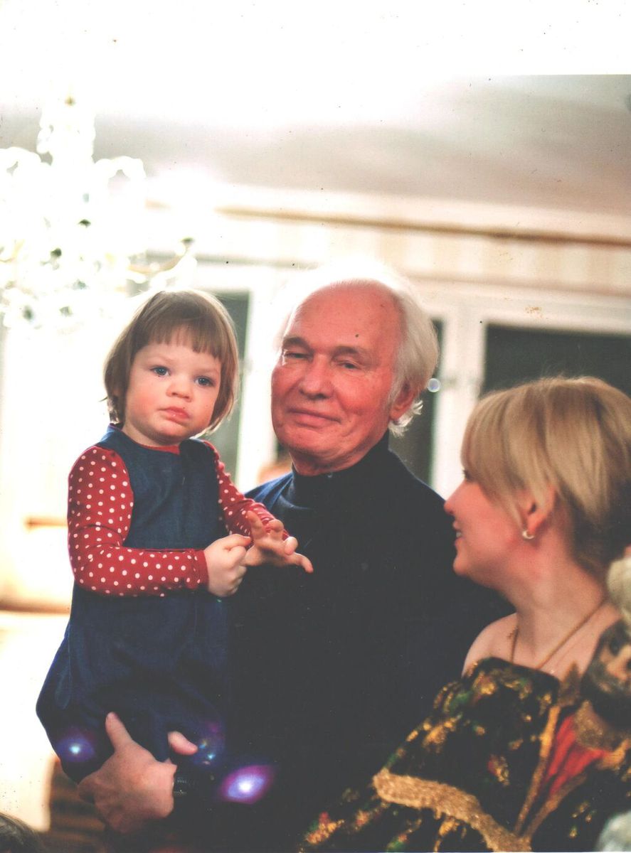 Валерий Николаевич с внучкой и правнучкой