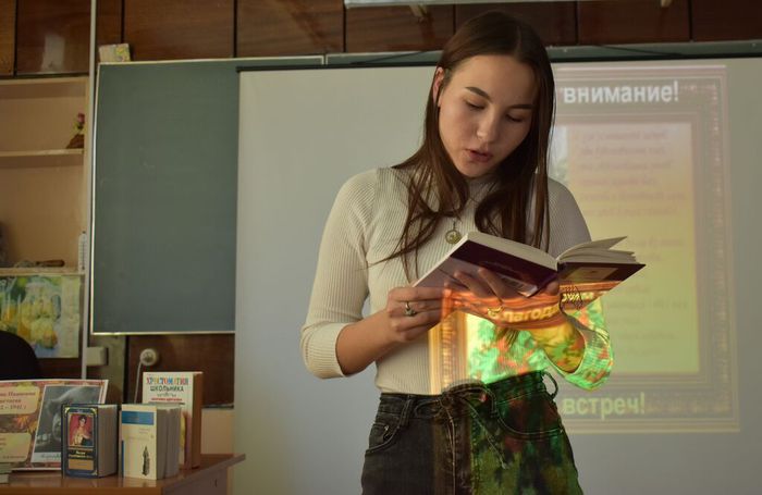 Учащиеся читают стихи Цветаевой