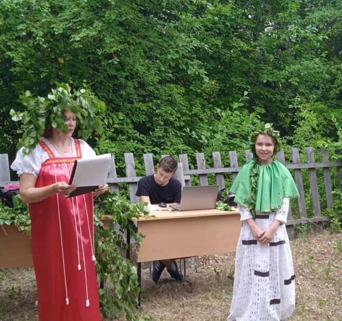 Праздник Зеленые святки, ведущая библиотекарь Пикетинской сельской библиотеки Медведева Н.Б.,  и  Туголукова Софья в роли Березки.jpg